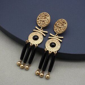 Retro and fashionable earrings for women